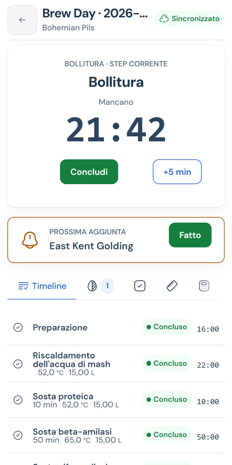 Brew Day su smartphone: bollitura in corso con timer, prossima aggiunta di luppolo e timeline delle fasi